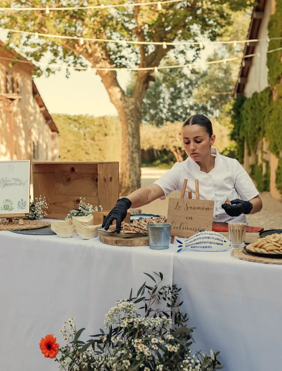 Luna Caruso dressant un buffet lors d'une réception en Provence